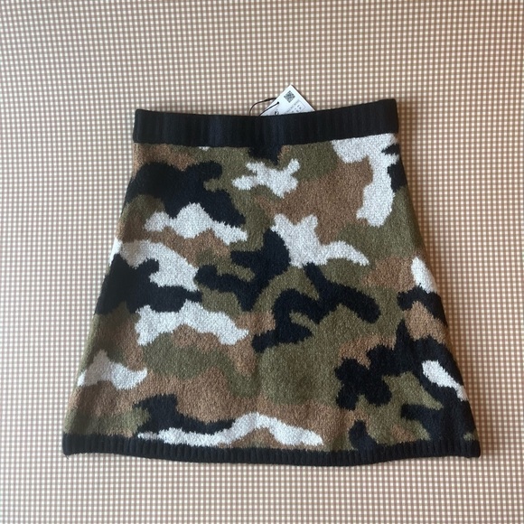 Zara Camouflage print sweater skirt.
NWT. Small - Picture 1 of 13